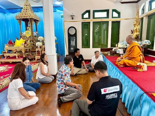 “Cleaning the temple, cleansing the heart”, Wat Prayurawongsawat